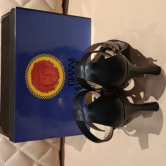 GIANNI VERSACE leather sandals with gold accessories and ankle strap. Size 40 - Picture 10 of 14
